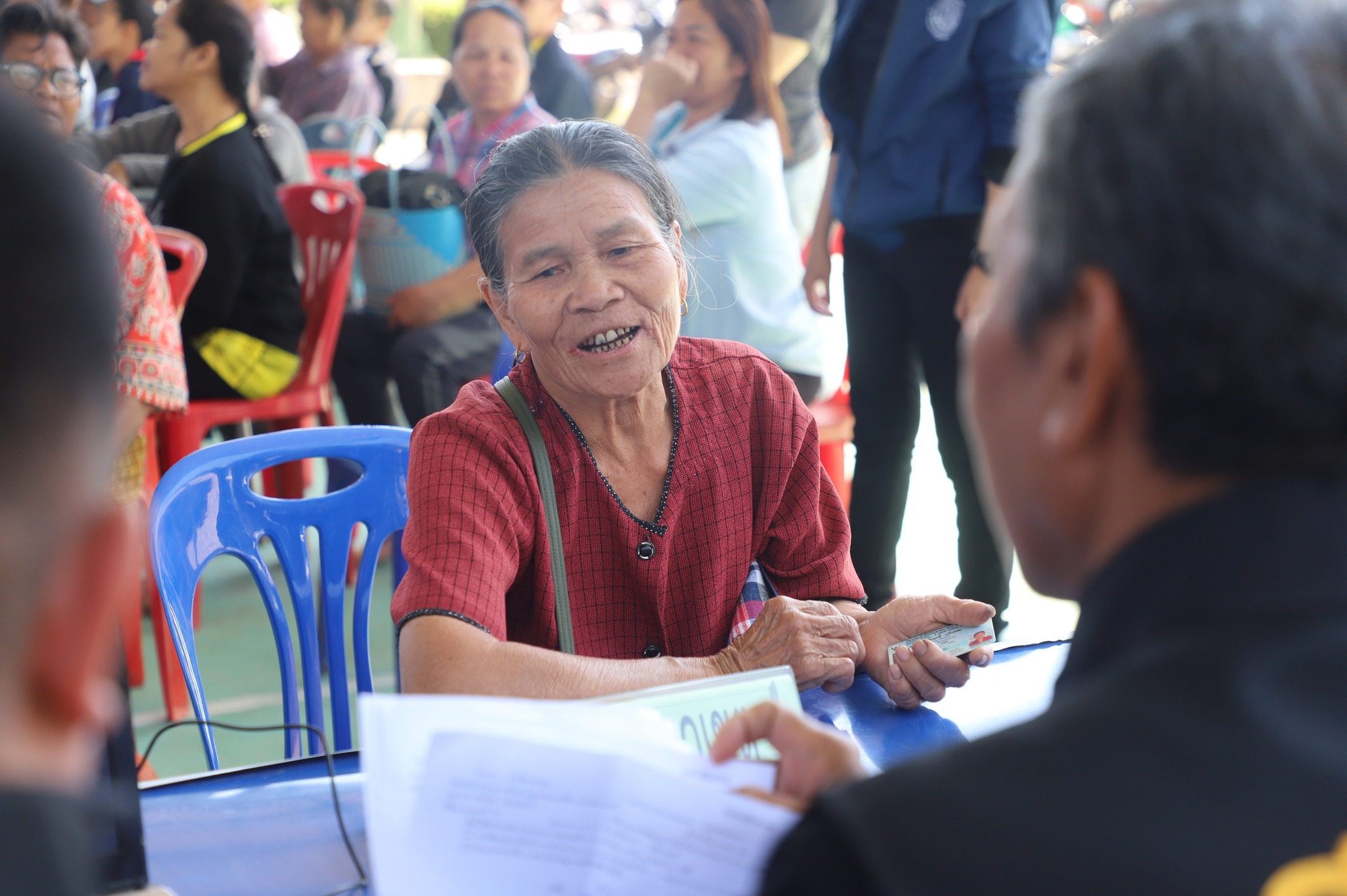 title - ชาวน้ำยืนเฮ ส.ป.ก. ขนทัพบริการถึงที่ ต.เก่าขาม ลดค่าใช้จ่าย ยื่นขอออกโฉนด - ปรึกษาปัญหากฎหมาย ครบจบในที่เดียว